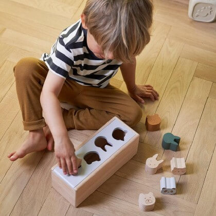 Duurzaam speelgoed: cadeau ideeën voor kinderen. Met een vormenstoof kunnen kleintjes hun motoriek oefenen, leuk voor een wat oudere baby of dreumes.