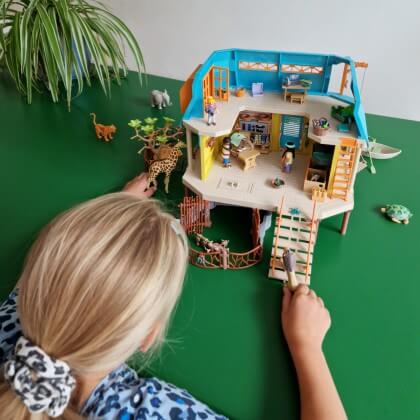 Duurzaam speelgoed: cadeau ideeën voor kinderen. PLAYMOBIL heeft nu een duurzame collectie met wilde dieren. Het speelgoed bestaat gemiddeld voor meer dan 80% uit duurzaam materiaal, namelijk gesorteerd plastic. Er is een aantal grote speelsets. Maar ook kleinere setjes met een dier, ideaal als klein cadeautje.