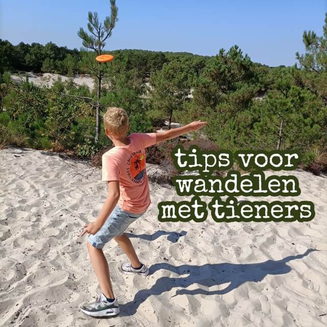 Wandelen met tieners: tips om het leuk te maken. Bibi gaat graag wandelen met haar man en drie tieners. Huh, wandelen met tieners? Jazeker, want met deze tips maakt maakt Bibi wandelen met tieners leuk. Op de foto zie je disc golf in de Schoorlse Duinen. 