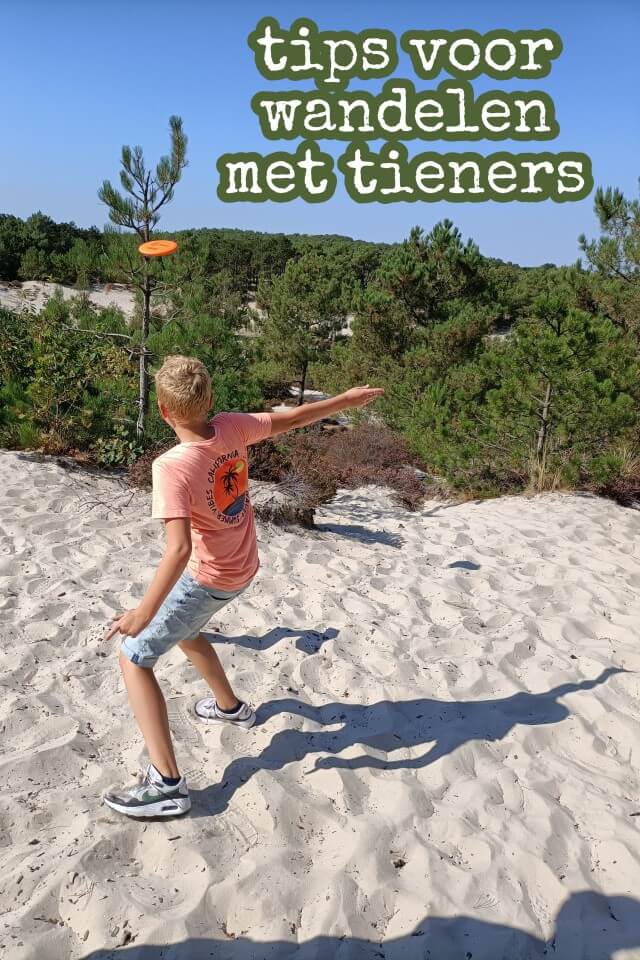 Wandelen met tieners: tips om het leuk te maken. Bibi gaat graag wandelen met haar man en drie tieners. Huh, wandelen met tieners? Jazeker, want met deze tips maakt maakt Bibi wandelen met tieners leuk. Op de foto zie je disc golf in de Schoorlse Duinen. 