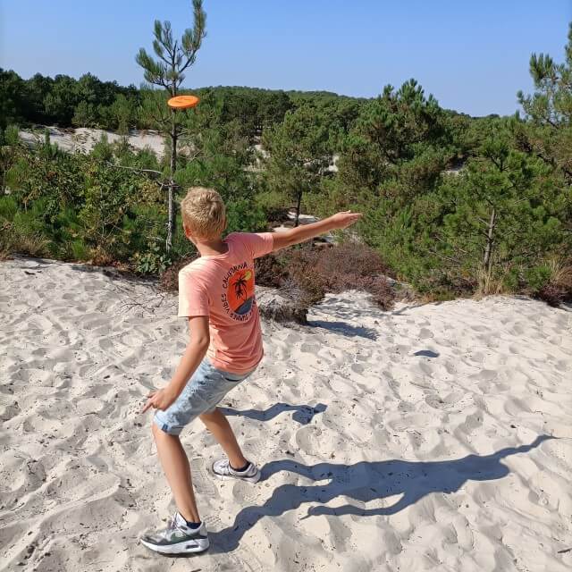 Bibi gaat graag wandelen met haar man en drie tieners. Huh, wandelen met tieners? Jazeker, want met deze tips maakt maakt Bibi wandelen met tieners leuk. Bijvoorbeeld door wandelen te combineren met een frisbee parcours in de duinen. Ook ideaal voor de herfst, want je krijgt het er lekker warm van!