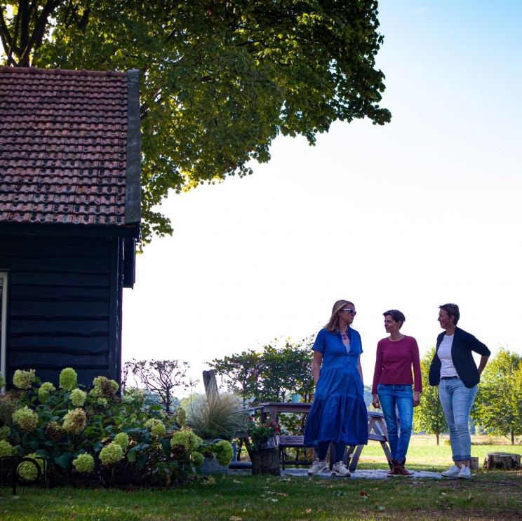 YOUcation in de Achterhoek: vakantie en verdieping voor moeders. Ik vind het zo tof als twee vriendinnen samenwerken aan iets wat ze echt leuk vinden! Annemiek is eigenaar van bed & breakfast de Brenschutte en Erieke is coach bij EmBrace You. Samen bedachten ze de YOUcation, een vakantie in je eentje, voor drukke vrouwen, vaak moeders. Met tijd voor jezelf en tijd om aan jezelf te werken. 