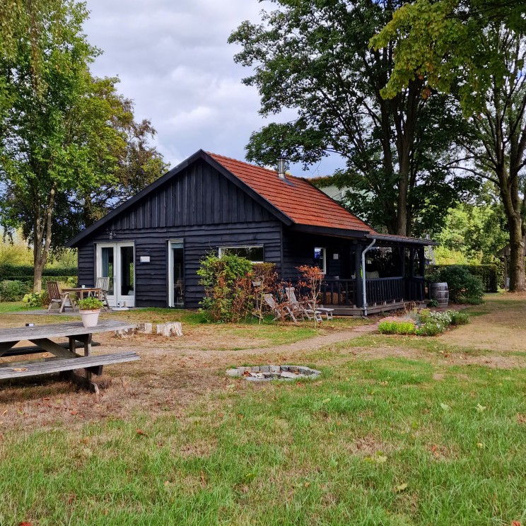 YOUcation in de Achterhoek: vakantie en verdieping voor moeders. B&B de Brenschutte ligt in het buitengebied van Laren, naast de boerderij waar Annemiek met haar gezin woont. De bed & breakfast bestaat uit twee gastenverblijven: de Boskamer en het Bloemenhuisje. Het uitzicht is super weids, dat geeft een heel ontspannen gevoel.