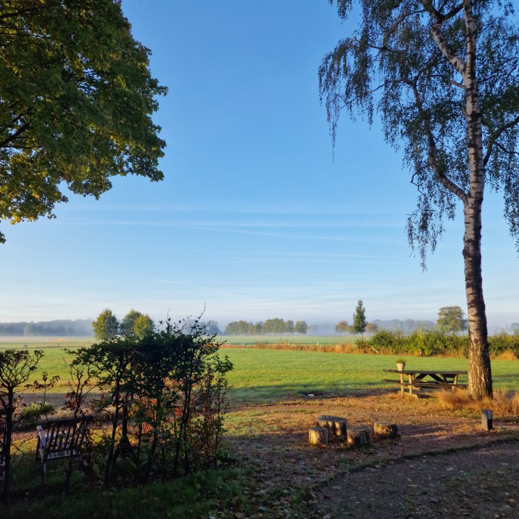 YOUcation in de Achterhoek: vakantie en verdieping voor moeders. B&B de Brenschutte ligt in het buitengebied van Laren, naast de boerderij waar Annemiek met haar gezin woont. De bed & breakfast bestaat uit twee gastenverblijven: de Boskamer en het Bloemenhuisje. Het uitzicht is super weids, dat geeft een heel ontspannen gevoel.