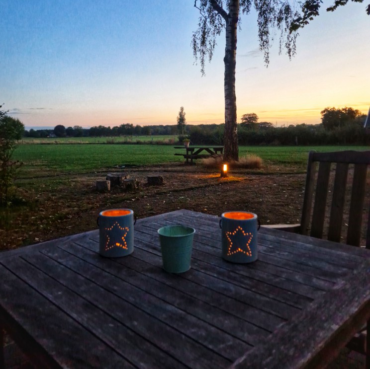 YOUcation in de Achterhoek: vakantie en verdieping voor moeders. B&B de Brenschutte ligt in het buitengebied van Laren, naast de boerderij waar Annemiek met haar gezin woont. De bed & breakfast bestaat uit twee gastenverblijven: de Boskamer en het Bloemenhuisje. Het uitzicht is super weids, dat geeft een heel ontspannen gevoel.