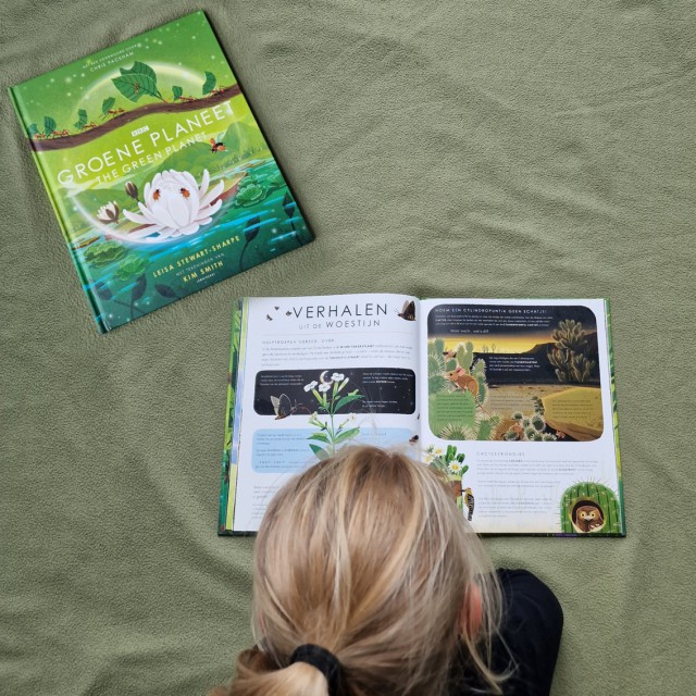 Kinderboeken over de natuur: leuke cadeau ideeën voor kinderen. Je kent misschien The Green Planet wel, ingesproken door Sir David Attenborough. Dit boek Groene Planeet is afgeleid van deze BBC serie. Het laat zien hoe planten vechten met dieren, maar ook samenwerken, of ze verleiden om voor ze te werken. 
