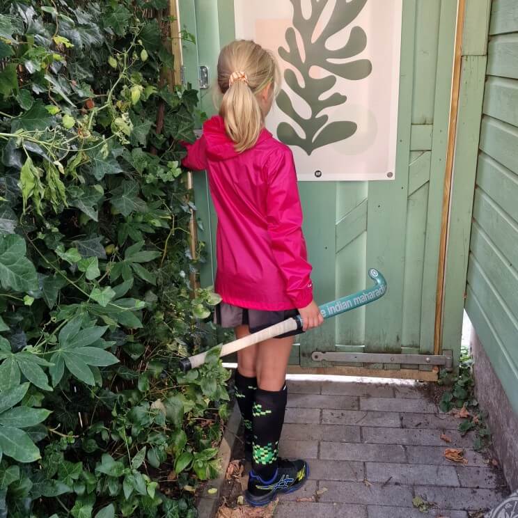 Hippe regenjassen, regenbroeken en regenlaarzen voor kinderen. Als je kind buitensport, dan is een ademende lichtgewicht regenjas heel fijn. Nadeel is dat ze in de winter te koud zijn, dan kun je er eventueel een flink vest onder doen. Bovendien krijgen kids het tijdens het sporten vaak toch wel warm. Deze van Regatta is redelijk betaalbaar. Daarnaast vertelde het bijgeleverde kaartje dat het product duurzaam en sociaal wordt geproduceerd.