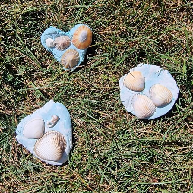 Knutselen met schelpen: ideeën als je met kinderen naar het strand gaat. Zoals schelpen in gekleurd zoutdeeg.