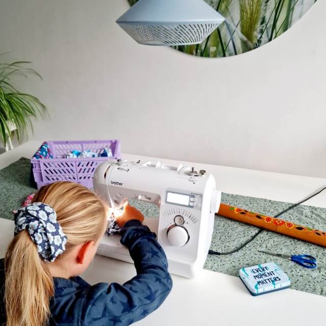 Handwerken voor jonge kinderen: ideeën om te naaien en borduren. Kleine meis wil graag wat met de naaimachine maken. Een scrunchie is een leuk project voor starters. Zo maak je een scrunchie. 