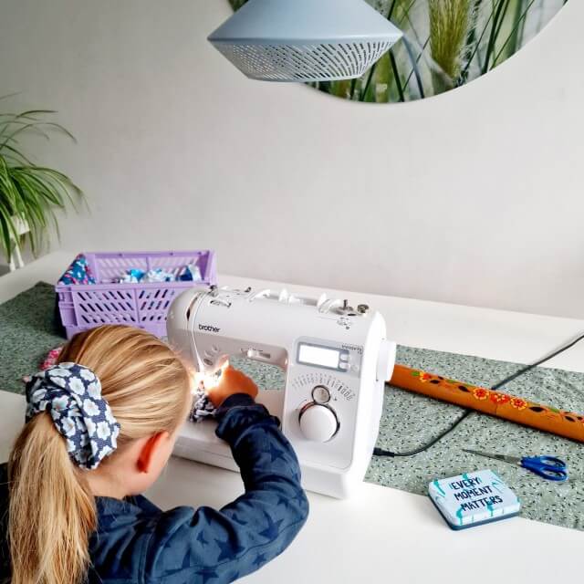 Nu het weer wat kouder en natter wordt, willen de kids meer knutselen. Kleine meis wil graag wat met de naaimachine maken. Een scrunchie is een leuk project voor starters.