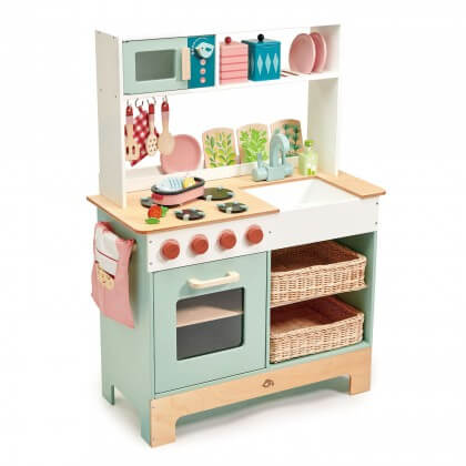 Duurzaam speelgoed: cadeau ideeën voor kinderen. Het meest gespeelde rollenspel is waarschijnlijk wel met het kinderkeukentje. Er is gelukkig veel duurzaam keuken speelgoed, dat is dus een ideaal cadeau voor kinderen. Dit eco kinderkeukentje en accessoires zijn van Tender Leaf Toys.