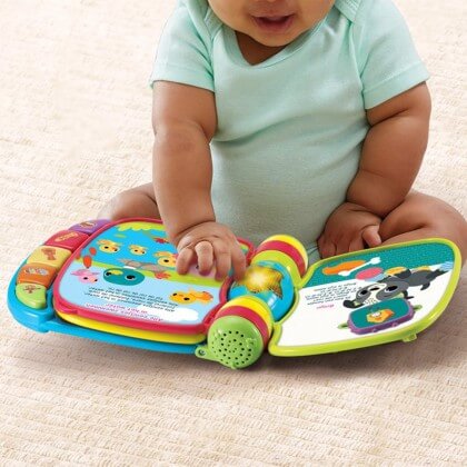 Leukste kraamcadeau: 101 cadeau ideeën voor de geboorte van een baby. Onze kinderen waren als baby gek op dit interactieve liedjesboek van Vtech. Je kindje kan meezingen en er komen allerlei geluidjes uit. 