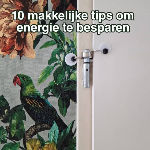 Gemakkelijk en goedkoop energie besparen: 10 snelle tips. Energiebesparen hoeft helemaal niet moeilijk of duur te zijn. Ook met kleine aanpassingen kun je al heel veel stroom, gas en geld besparen. Veel goedkoper en veel duurzamer. Daarom deel ik hier onze snelle tips om gemakkelijk en goedkoop energie te besparen.  Zo scheelt een deurdranger veel warmteverlies in je woonkamer of werkkamer. 