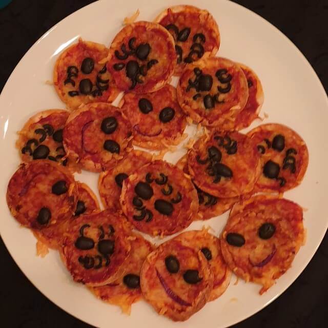 Halloween met kinderen: uitjes, recepten en je huis versieren. Zoals deze pizza smileys. 