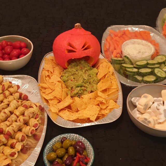 Halloween met kinderen: uitjes, recepten en je huis versieren. Zoals deze pompoen met tortilla chips en guacamole. 