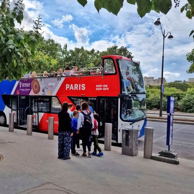 Hop on hop off bus Parijs: aanrader met kinderen. Ga je een paar dagen naar Parijs met kinderen of tieners? Wij vonden de Hop on hop off bus een ideale manier om snel veel te zien in Parijs, zeker met kinderen. 