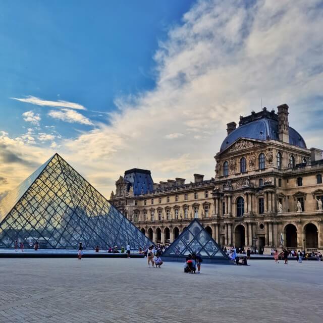De piramide bij het Louvre. 