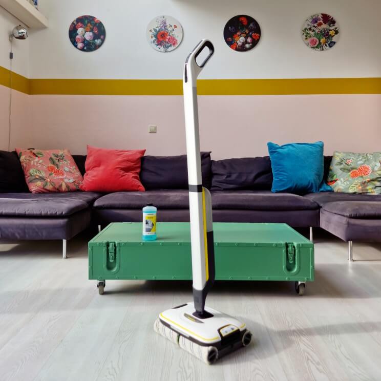 Kärcher Floor Cleaner: je vloer schoonmaken met één apparaat. Wat wordt de vloer in ons gezin snel vies sinds we kinderen hebben! Dan is het super handig als je de vloer kunt schoonmaken met één apparaat. De Kärcher Floor Cleaner FC 7 Cordless kan namelijk stofzuigen en dweilen in één beweging. Tijd voor een review van deze Kärcher vloerreiniger!