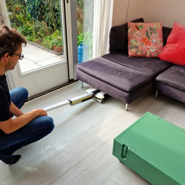 Kärcher Floor Cleaner: je vloer schoonmaken met één apparaat. Wat wordt de vloer in ons gezin snel vies sinds we kinderen hebben! Dan is het super handig als je de vloer kunt schoonmaken met één apparaat. De Kärcher Floor Cleaner FC 7 Cordless kan namelijk stofzuigen en dweilen in één beweging. Tijd voor een review van deze Kärcher vloerreiniger!