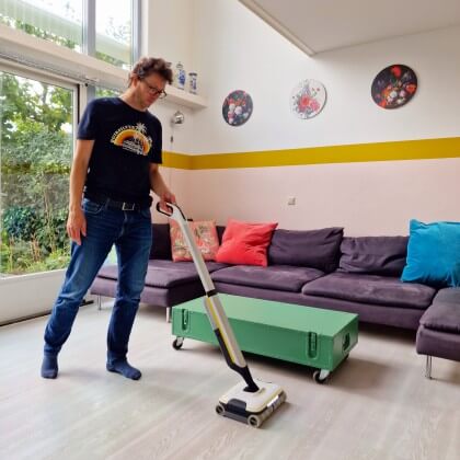 Wat wordt de vloer in ons huis snel vies sinds we kinderen hebben! Dan is het super handig als je de vloer kunt schoonmaken met één apparaat. De Kärcher Floor Cleaner FC 7 Cordless kan namelijk stofzuigen en dweilen in één beweging.