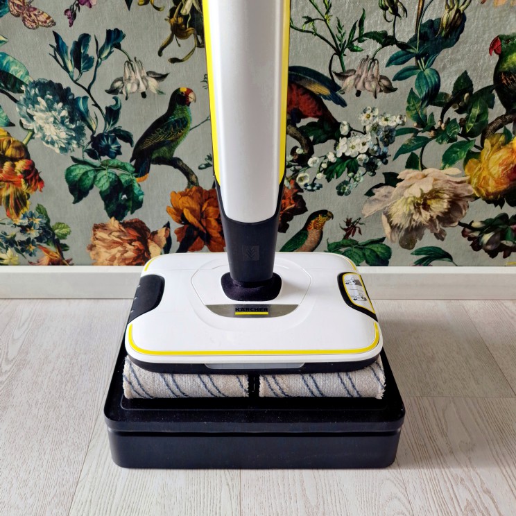 Kärcher Floor Cleaner: je vloer schoonmaken met één apparaat. Wat wordt de vloer in ons gezin snel vies sinds we kinderen hebben! Dan is het super handig als je de vloer kunt schoonmaken met één apparaat. De Kärcher Floor Cleaner FC 7 Cordless kan namelijk stofzuigen en dweilen in één beweging. Tijd voor een review van deze Kärcher vloerreiniger!