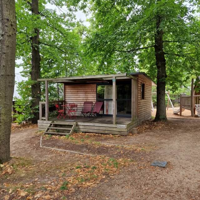 Overnachten op doorreis in Frankrijk: hotels, campings en huisjes. Huttopia Versailles is een sfeervolle camping aan de zuidwestkant van Parijs. Leuk als je Parijs wil bezoeken of het Château de Versailles. Met zwembad, speeltuin, jeu de boules en tafeltennis. Je kunt hier ook huisjes en tenten huren.