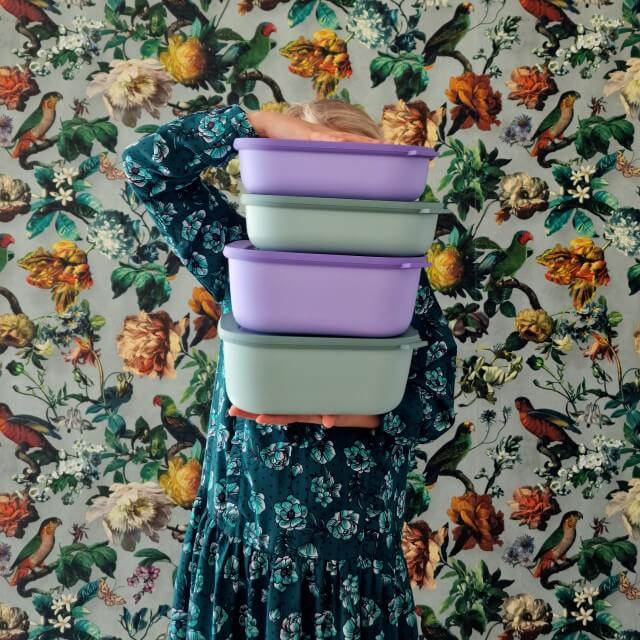 De kersthapjes die alvast klaar zijn, bewaren we in deze super mooie Cirqula bakken van Mepal. De nieuwe kleuren Nordic Sage en Nordic Lilac passen namelijk prachtig op je kersttafel.
