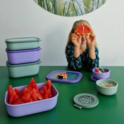 Onze bucketlist voor kerst: kerstvakantie activiteiten voor kinderen. Kleine meis vindt het heel gezellig om te helpen bij het kerstdiner.