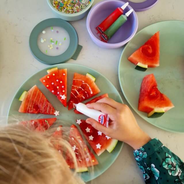 Recepten voor kerstdiner en kerstontbijt met kinderen, voor school en thuis. Hoe leuk zijn deze gezellige kerstboompjes van watermeloen? Super makkelijk om te maken en leuk met kinderen.