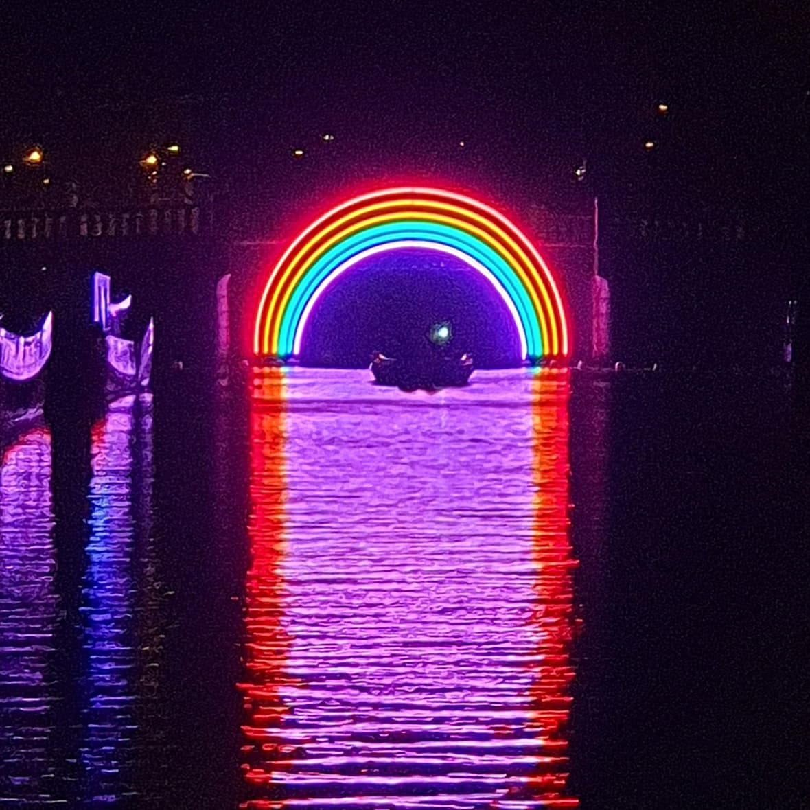 Leuk met kids agenda: festivals en andere uitjes voor kinderen. Dit is het Amsterdam Light Festival. Jaarlijks vind je in december en januari verspreid over de grachten allerlei lichtkunstwerken.