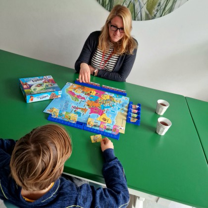 10 dagen door Europa is een strategisch bordspel, waarbij je goed moet nadenken hoe je een route over ons continent kunt afleggen. Het spel is een leuk uitdagend en leerzaam spel, voor kinderen vanaf 10 jaar.