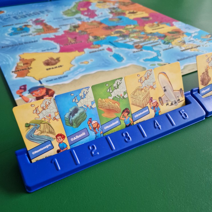 10 dagen door Europa is een strategisch bordspel, waarbij je goed moet nadenken hoe je een route over ons continent kunt afleggen. Het spel is een leuk uitdagend en leerzaam spel, voor kinderen vanaf 10 jaar.