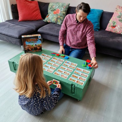 De leukste (bord)spelletjes voor peuters, kleuters, kinderen en tieners. Zoals Oertaal, daarbij moet je met een nieuwe taal communiceren en een bouwwerk maken. Het brabbeltaaltje is natuurlijk hilarisch, maar het is soms ook echt moeilijk om de ander duidelijk te maken wat je bedoelt.