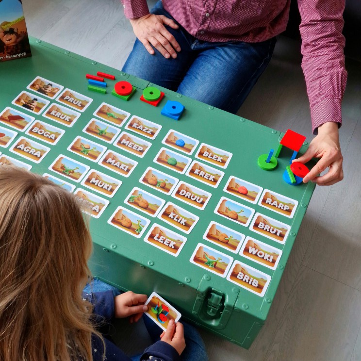 Heb je nieuwsgierige kinderen, dan zijn dit leuke nieuwe spelletjes! Deze blog is een review van 2 spellen. Een van die spellen is Oertaal, daarbij moet je met een nieuwe taal communiceren en een bouwwerk maken. Het brabbeltaaltje is natuurlijk hilarisch, maar het is soms ook echt moeilijk om de ander duidelijk te maken wat je bedoelt. 