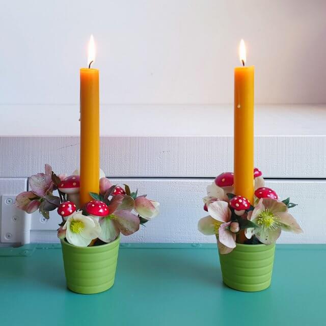 We hadden geen handige kandelaars voor op tafel, maar wel kaarsen die zoonlief had uitgezocht. Daarom deed ik in een heel klein plantenpotje wat oase/steekschuim. Dat maakte ik nat, drukte het stevig aan en stak de kaars er in. Wat Hellborus/kerstroos uit de tuin maakte het mini kerststukje af. 