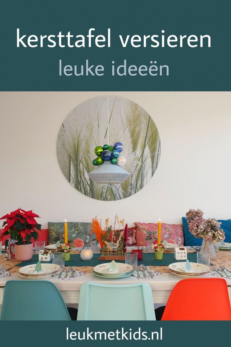 Kersttafel decoratie: leuke ideeën om de tafel te versieren met kerst. Het is zo leuk: een kersttafel vol met gezellige versiering. In dit artikel vind je leuke ideeën om de tafel te versieren met kerst. Daarnaast laat ik je zien hoe wij onze kersttafel versieren.