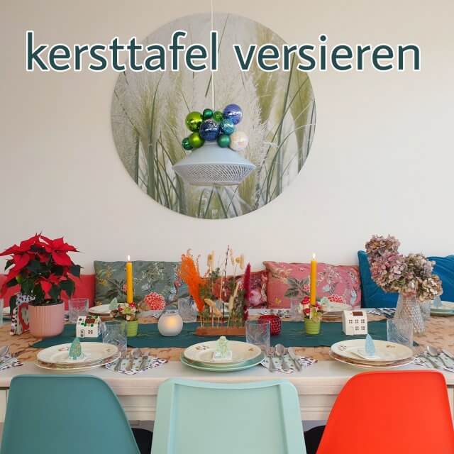 Kersttafel decoratie: leuke ideeën om de tafel te versieren met kerst. Het is zo leuk: een kersttafel vol met gezellige versiering. In dit artikel vind je leuke ideeën om de tafel te versieren met kerst. Daarnaast laat ik je zien hoe wij onze kersttafel versieren.