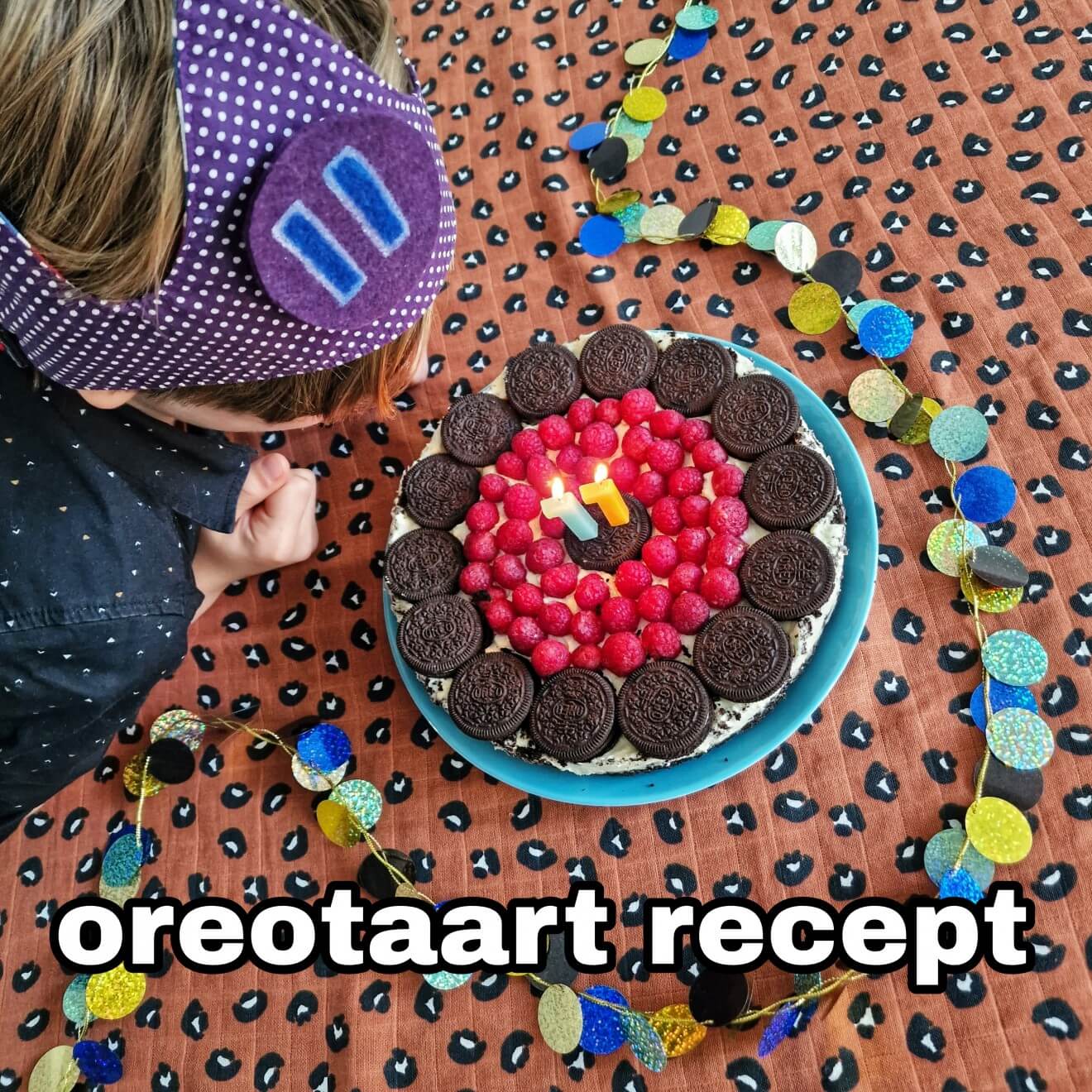 Oreotaart cheesecake recept: makkelijke verjaardagstaart maken. Zijn jullie ook zo gek op Oreo koekjes? We bedachten een super makkelijk Oreotaart recept, op basis van cheesecake.