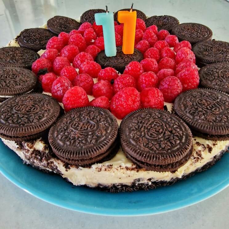 Oreotaart cheesecake recept: makkelijke verjaardagstaart maken. Zijn jullie ook zo gek op Oreo koekjes? We bedachten een super makkelijk Oreotaart recept, op basis van cheesecake.