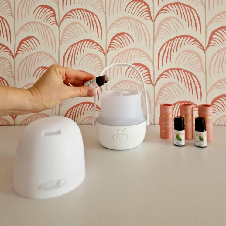 Review: Zenful Harmony aroma diffuser lamp met etherische olie. Met een aroma diffuser verspreid je de fijne geur van etherische olie door je huis. De Zenful Harmony is naast aroma diffuser ook een lamp. Deze geur diffuser is bovendien draagbaar, dus je kunt hem op allerlei verschillende plekken neerzetten. Dat leek me ideaal in een gezin. Tijd voor een review van de Zenful Harmony aroma diffuser lamp. 