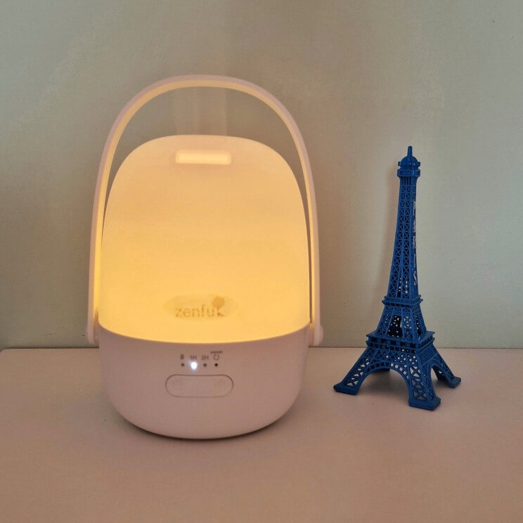 Review: Zenful Harmony aroma diffuser lamp met etherische olie. Met een aroma diffuser verspreid je de fijne geur van etherische olie door je huis. De Zenful Harmony is naast aroma diffuser ook een lamp. Deze geur diffuser is bovendien draagbaar, dus je kunt hem op allerlei verschillende plekken neerzetten. Dat leek me ideaal in een gezin. Tijd voor een review van de Zenful Harmony aroma diffuser lamp. 