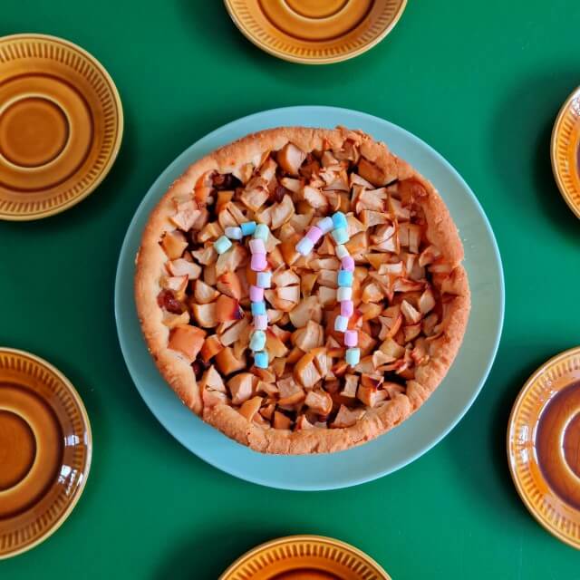 Leuke verjaardagstaart recepten voor kinderen. Bijna alle jongens en meisjes zijn gek op mini mallows. Dus toen ik een keer snel een taart wilde versieren, plakte ik er met decoratiestift mini mallows op.