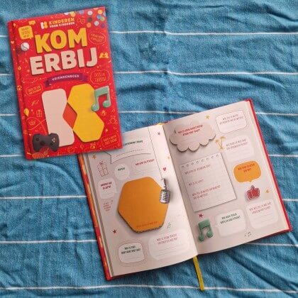 Heel veel kinderen vinden een vriendenboekje leuk. In sommige klassen zijn het vooral de meisjes, in andere doen de jongens ook mee. Er is ook een vriendenboek van Kinderen voor Kinderen. Erg leuk voor de fans! Leuk als Sinterklaas surprise cadeau ideeën!