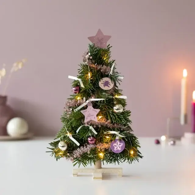 Bloompost heeft leuke mini kerstboompjes, in allerlei kleuren. Je kunt ze ook als cadeautje laten bezorgen. 