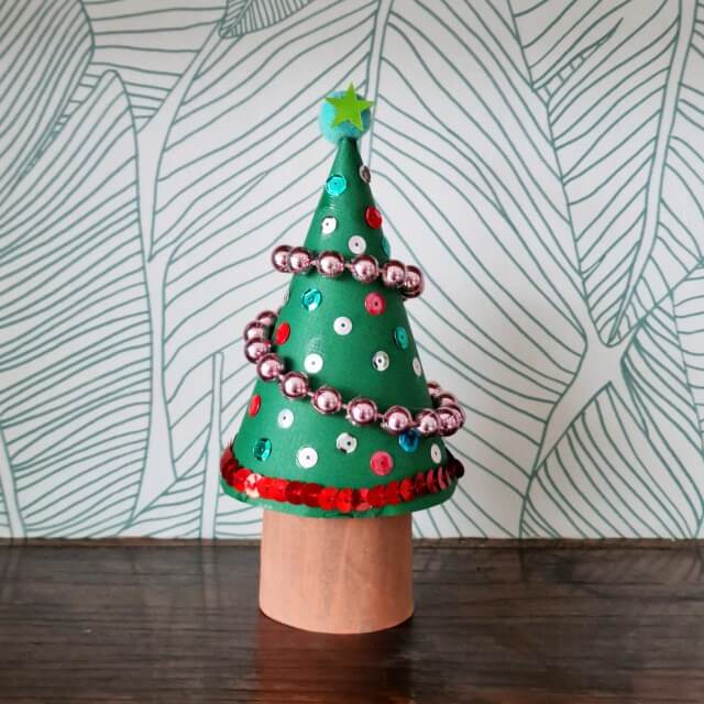 Knutselen met WC rollen: leuke ideeën voor kinderen. Deze kerstboom maakten we van een wc rolletje en gekleurd papier. We maakten nog veel meer met wc rollen. 