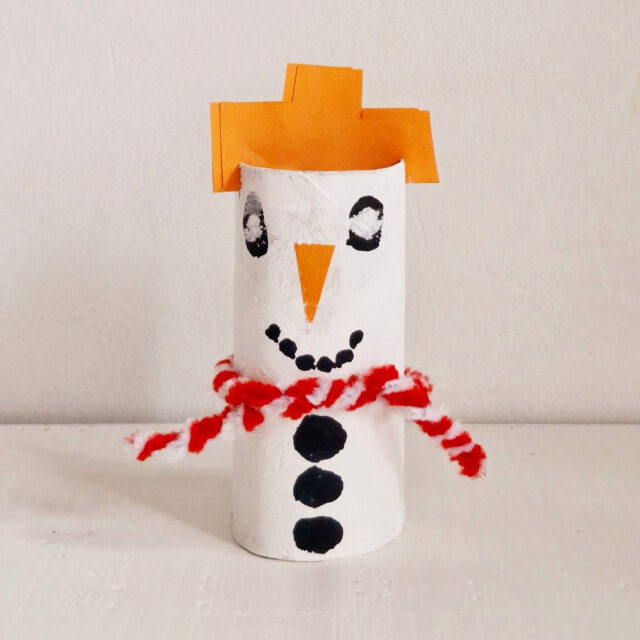 100 ideeën om te knutselen met peuter en kleuter. Deze sneeuwpop maakten we van een wc rolletje en verf. We maakten nog veel meer met wc rollen.