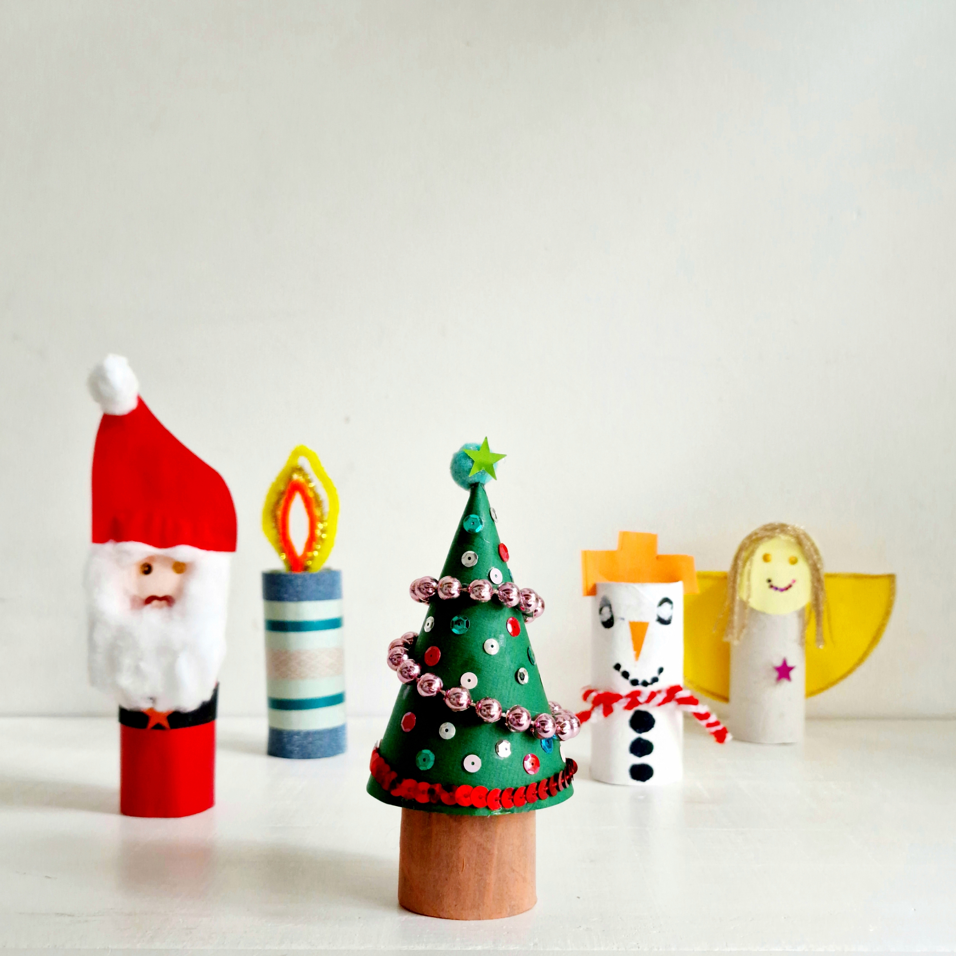 Nog meer kerst knutselen met wc rollen: een kerstman, kaars, kerstboom, sneeuwpop en engel.