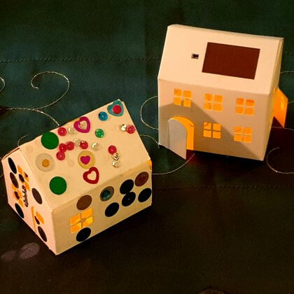 Voor de kinderen kocht ik deze knutsel huisjes, waarvan het lampje brandt op zonne-energie. Leuk cadeau idee voor kinderen!