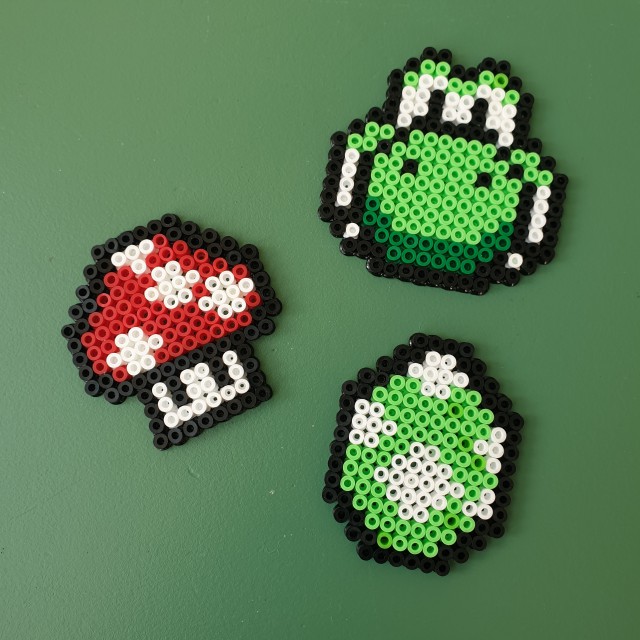 101 voorbeelden om te knutselen met strijkkralen. Zoals deze van Super Mario: deze Power Up, een Joshi en een Joshi egg. 