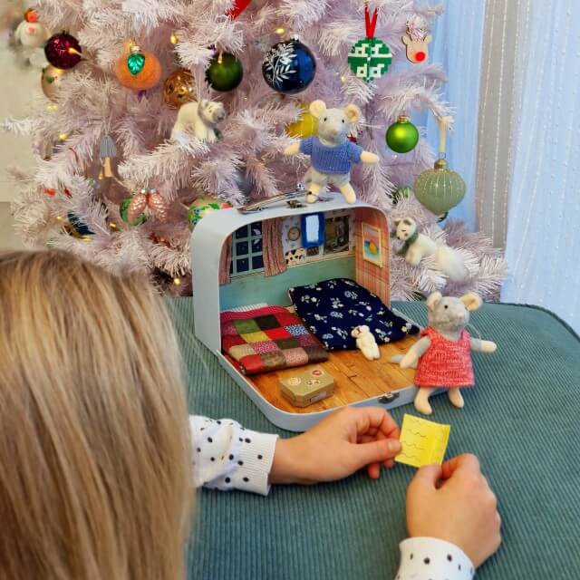 Onze bucketlist voor kerst: kerstvakantie activiteiten voor kinderen. Leuk als mini poppenhuis: dit Muizenhuis logeerkoffertje. De achtergrond in het logeerkoffertje is tweezijdig, dus je kunt kiezen welke je het leukste vindt. Daarnaast kun je het koffertje helemaal aan je smaak aanpassen.